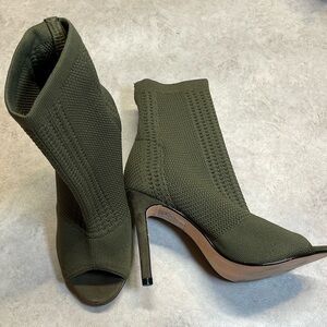 Nicole Miller women’s olive green stretch knit ankle boots. Size 6.5